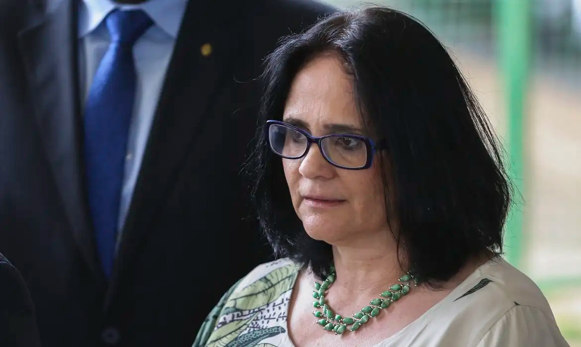 Damares propõe criação de crime de 