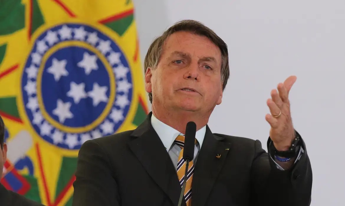 Bolsonaro se defende de acusações e alega perseguição política 