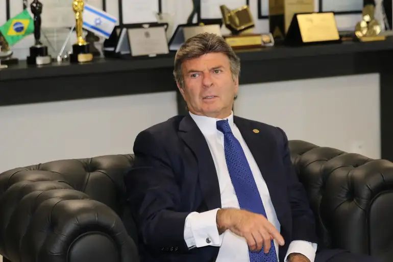 Ministro Fux sinaliza possível revisão de pena de Débora Rodrigues; oposição se mobiliza