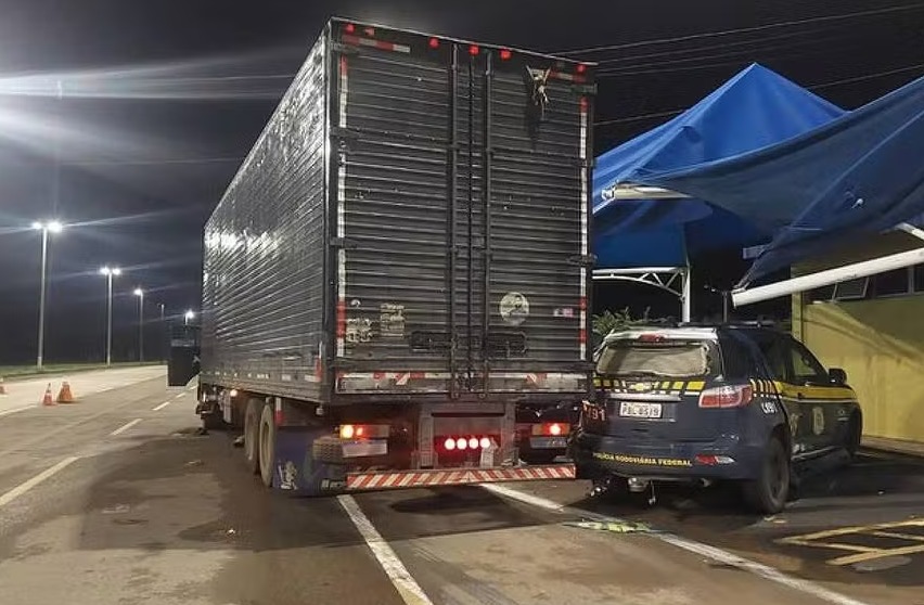 Motorista embriagado colide intencionalmente contra unidade da PRF em ato descrito como 