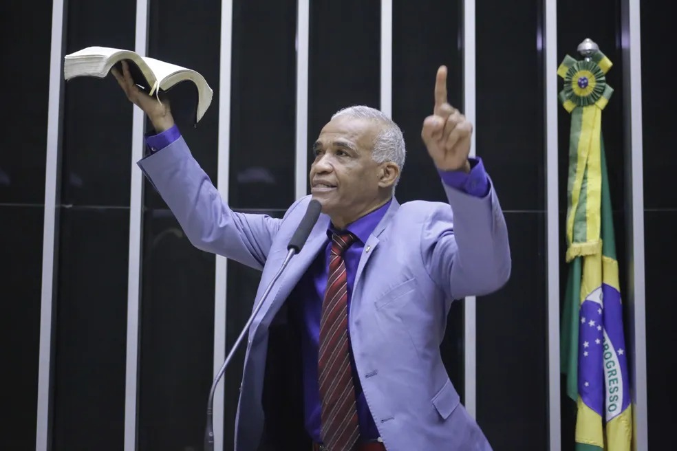 Pastor Sargento Isidório assume presidência da comissão na Câmara