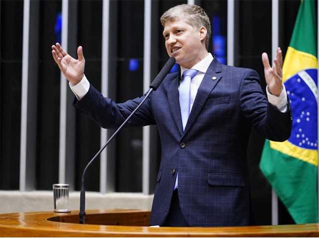Marcel van Hattem critica Lula e STF em discurso na Câmara e acusa organização mafiosa no Supremo