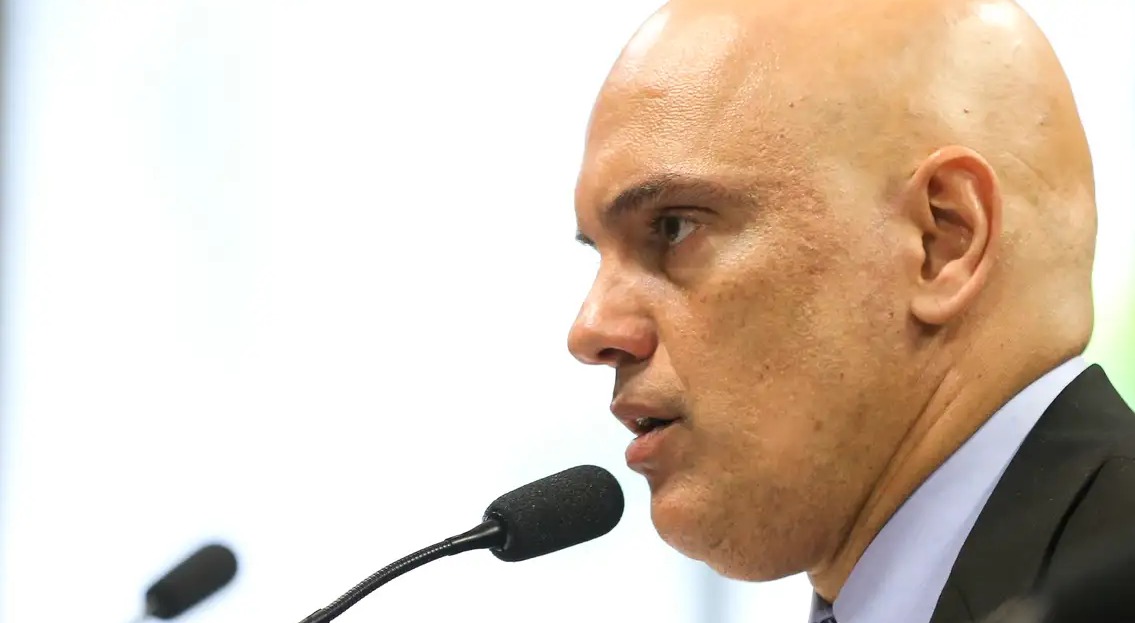 Moraes rejeita pedido de prisão de Bolsonaro e arquiva ação no STF