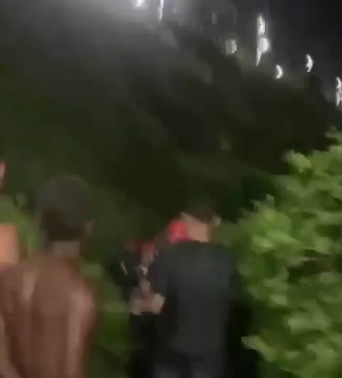 Suspeitos de assalto são espancados por motoboys na Barra, em Salvador