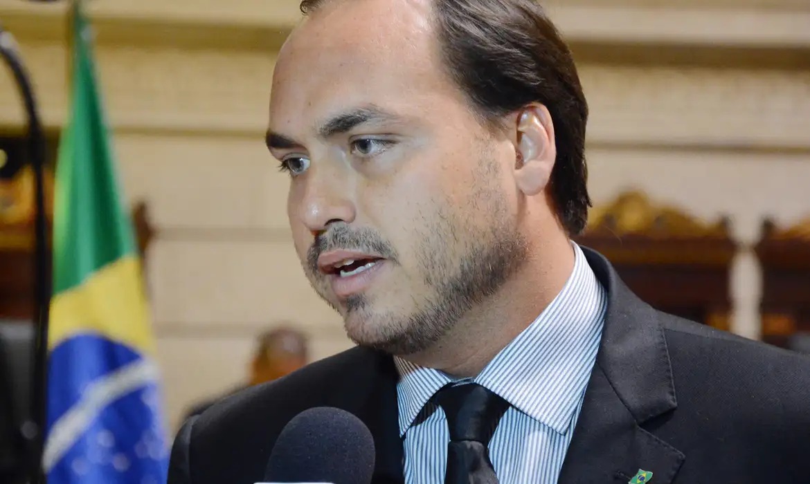 Carlos Bolsonaro depõe à PF sobre suposto esquema de espionagem na Abin