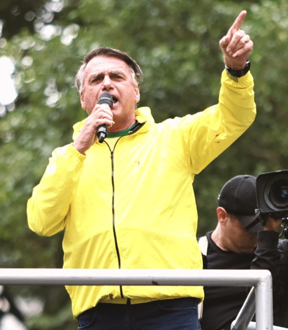 Bolsonaro reúne líderes religiosos de diferentes crenças em ato pró-anistia