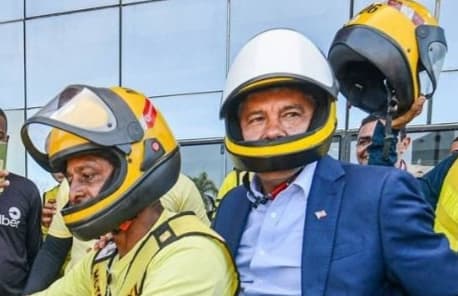 Jerônimo Rodrigues apela ao marketing e sobe em mototáxi em ato desesperado por popularidade