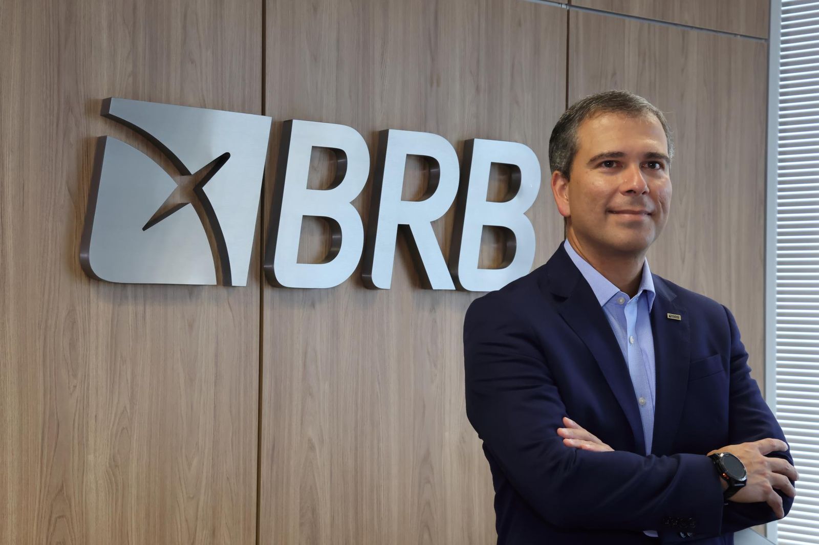 Presidente do BRB é sabatinado por distritais sobre compra bilionária do Banco Master
