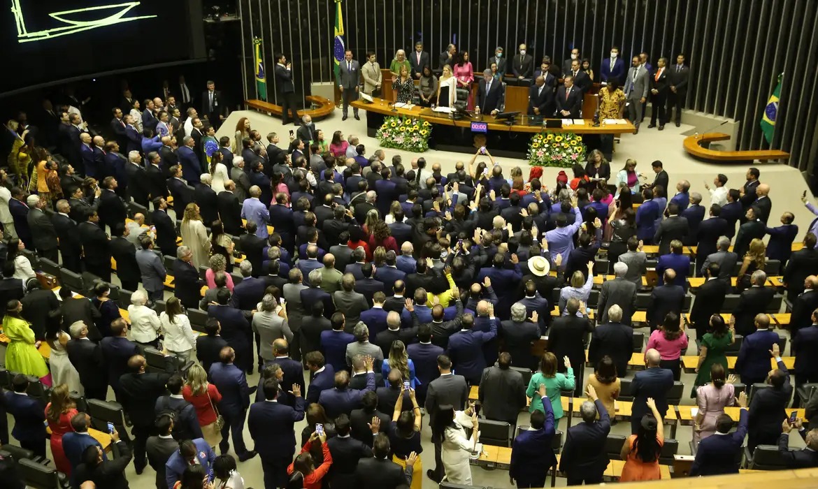 Oposição muda estratégia e avança para levar projeto de anistia ao Plenário; veja lista 