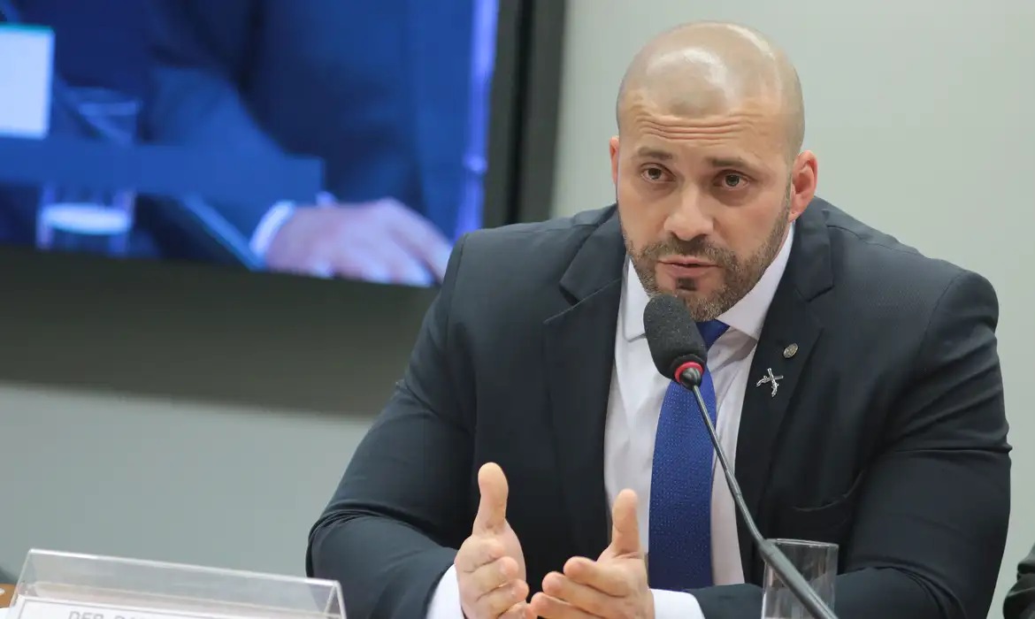 Moraes nega pedido de Daniel Silveira para trabalhar e estudar fora da prisão