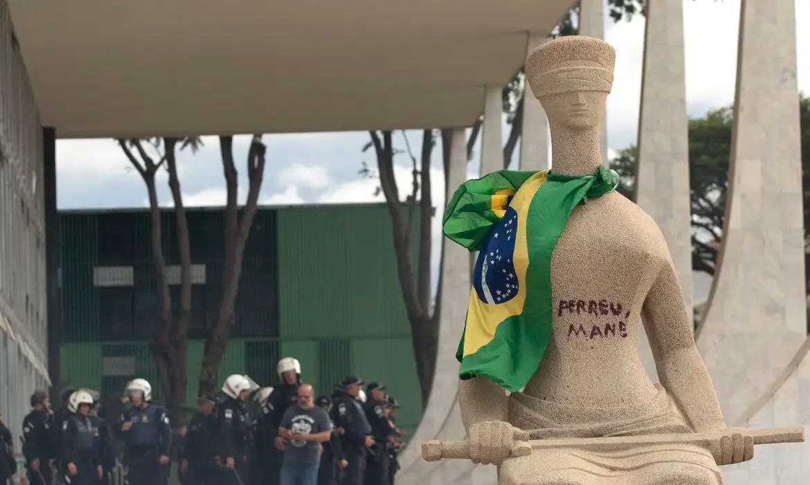 “Marcha do Batom” em Curitiba pede anistia para presos do 8 de janeiro