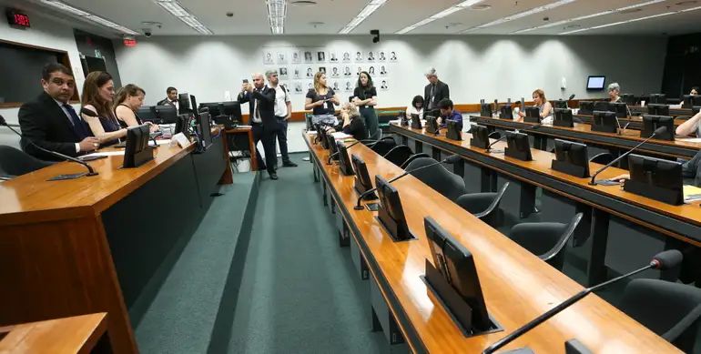 Petistas admitem derrota iminente na Câmara com avanço do projeto de anistia aos atos do 8 de Janeiro