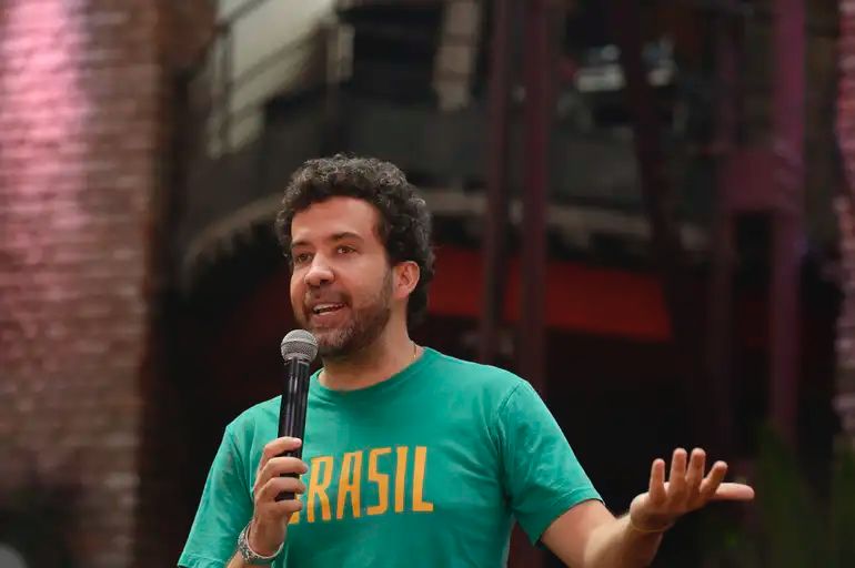 Ex-mulher de André Janones obtém medida protetiva por violência
