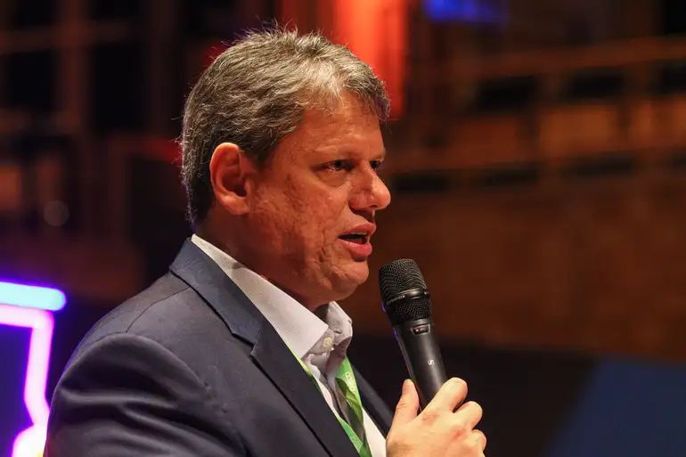 Tarcísio foi “decisivo” na reta final por anistia do 8 de Janeiro, diz líder do PL na Câmara