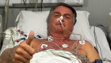 Bolsonaro se recupera após cirurgia de 12 horas para tratar obstrução intestinal