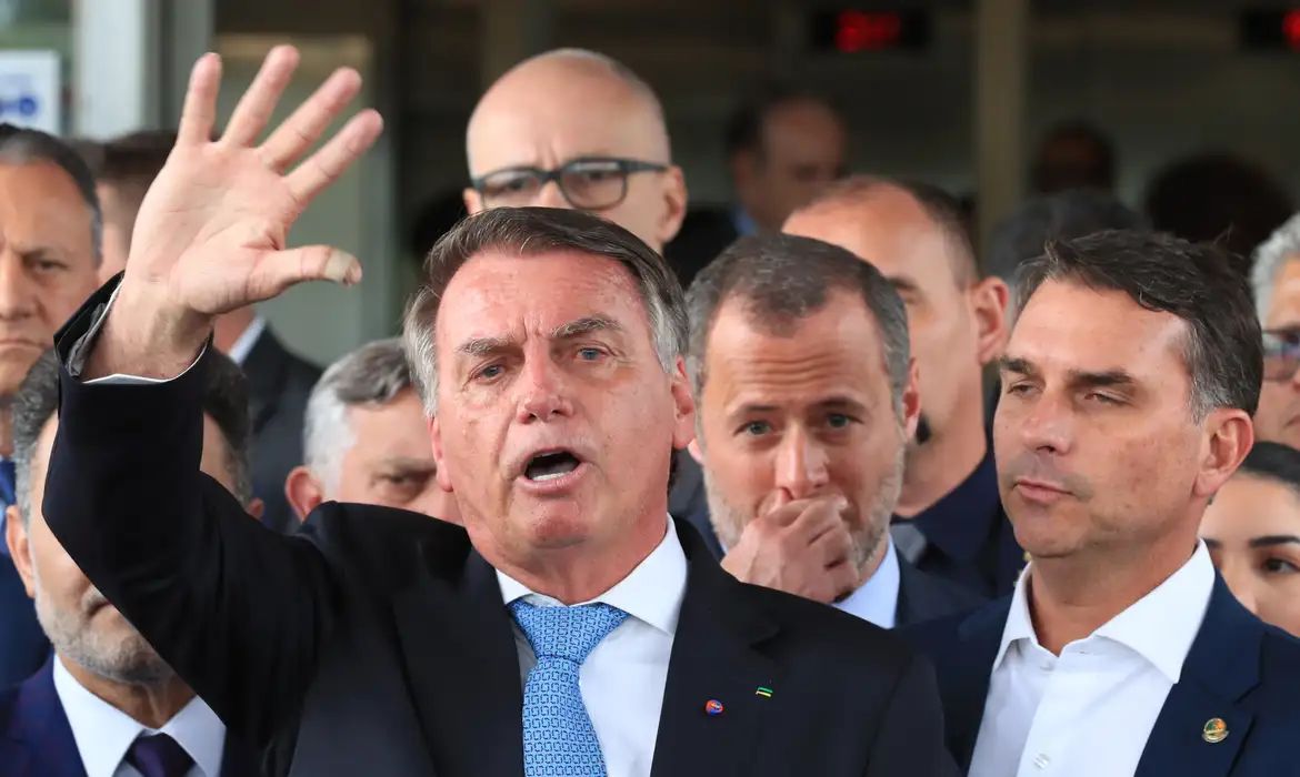 Bolsonaro deixa UTI e vai para o quarto após cirurgia delicada em Brasília