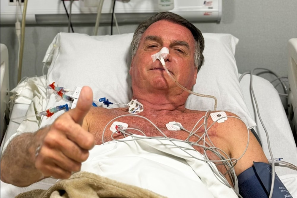 Bolsonaro diz que momento é “delicado” e pede orações: “Cirurgia mais invasiva desde a facada”