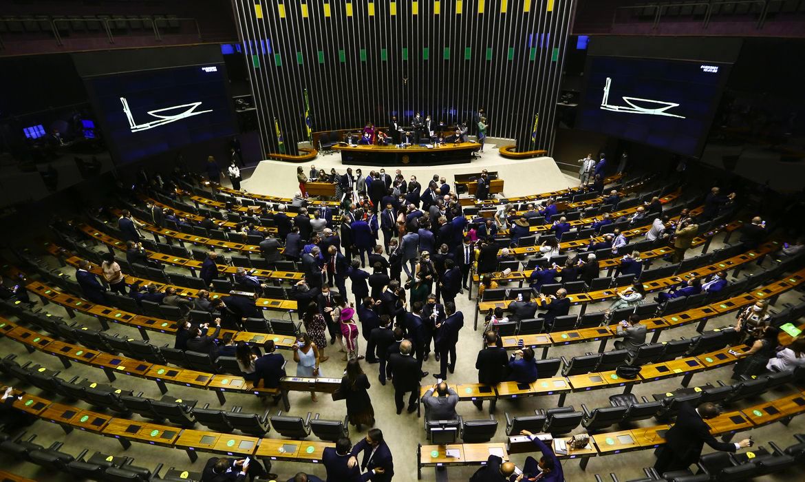 PL da Anistia: Partido Liberal consegue assinaturas para urgência, mas enfrenta resistência para avançar projeto