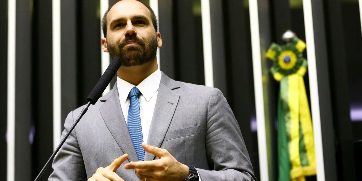 Mesmo nos EUA, Eduardo Bolsonaro recebeu R$ 4,2 mil de auxílio-moradia em março