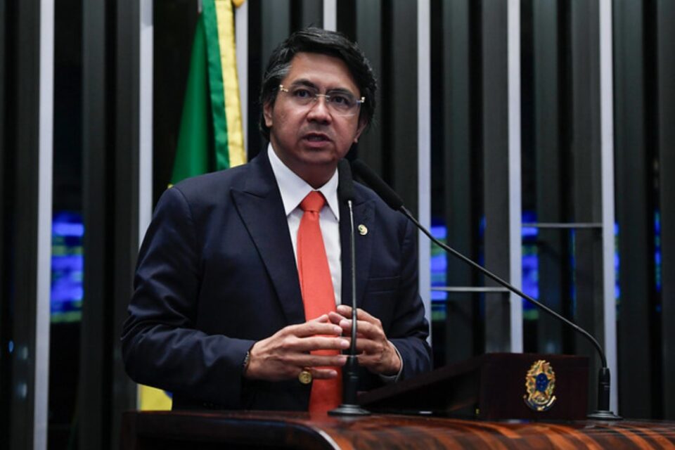 Senador destina emenda Pix de R$ 3 milhões para estrada que dá acesso a seu hotel fazenda