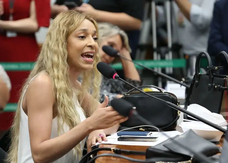 Erika Hilton processa narrador da Band 
