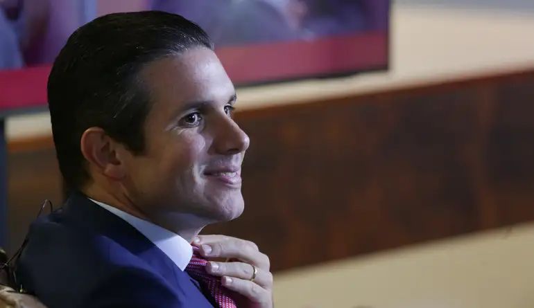 No exterior, Hugo Motta acompanha greve de fome de Glauber Braga e busca saída para impasse