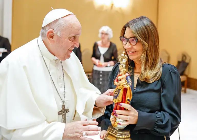 “Um filme passou na minha cabeça”: Janja fala sobre morte do papa Francisco e apoio a Lula na prisão