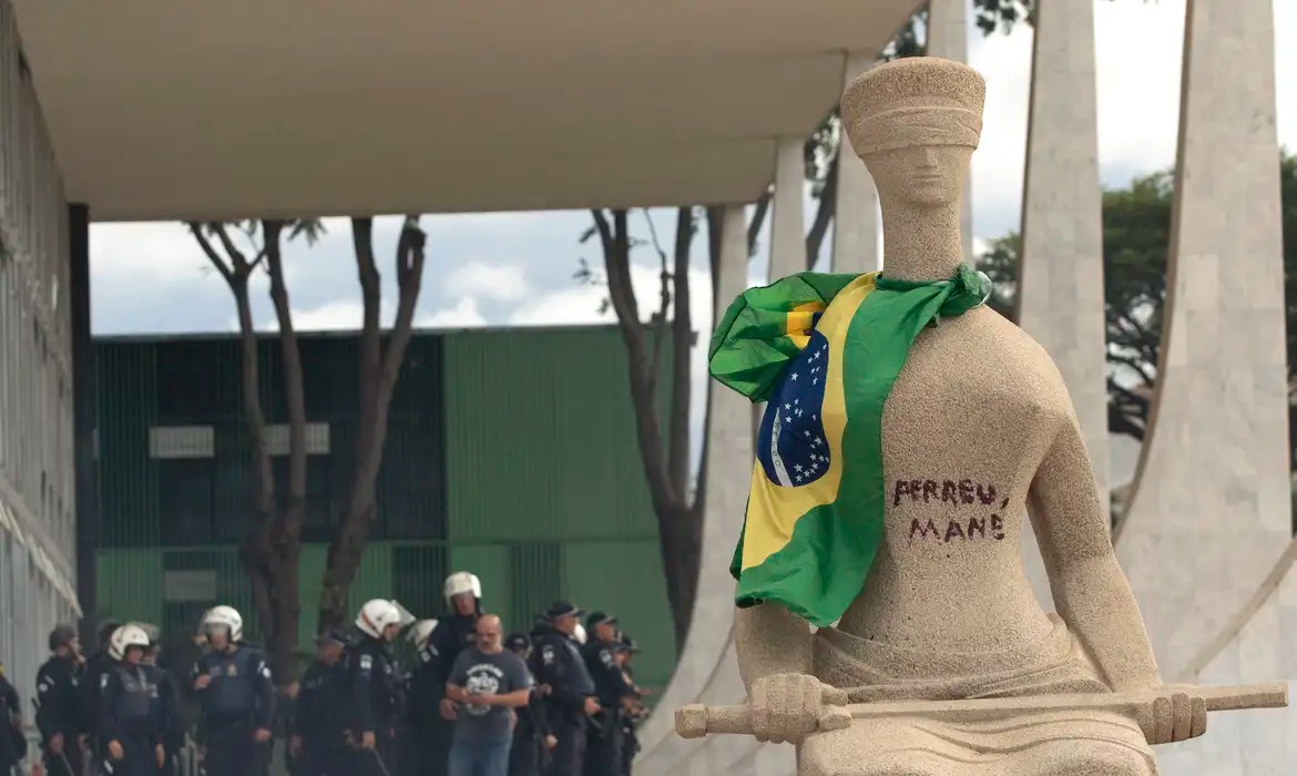 Luiz Fux diverge de Moraes e vota por pena branda a ré de 8 de janeiro