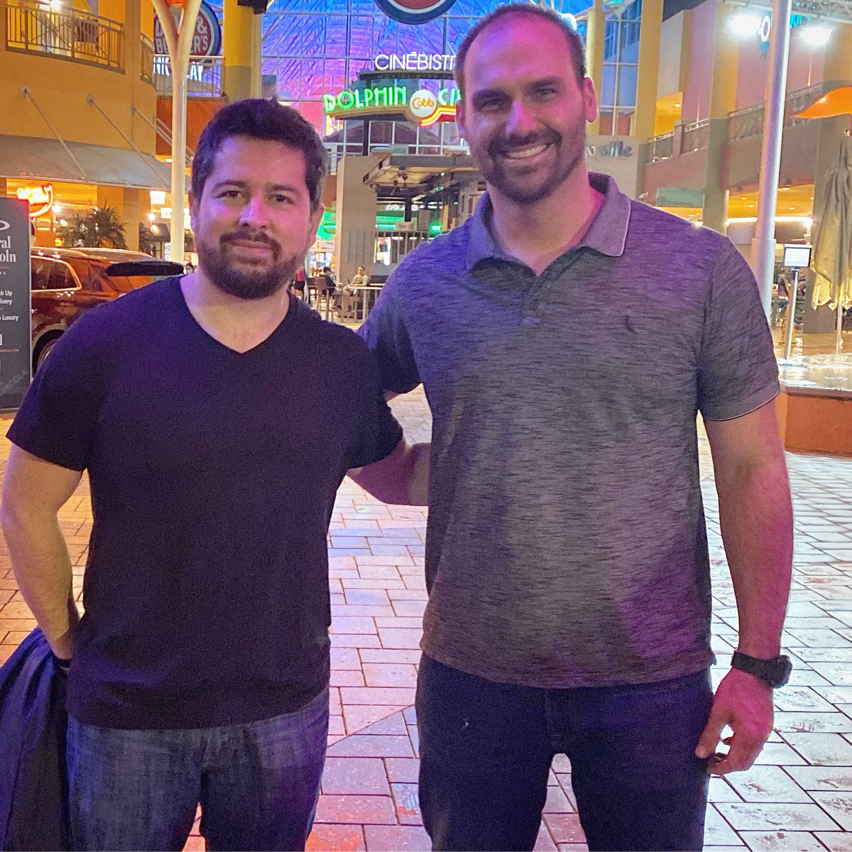 Eduardo Bolsonaro e Paulo Figueiredo enfrentam ridicularização na internet por mentiras sobre Alexandre de Moraes, enquanto juristocracia cresce no Brasil