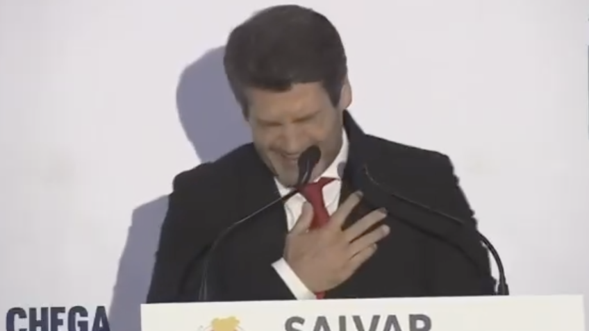 André Ventura sofre mal-estar em comício em Tavira