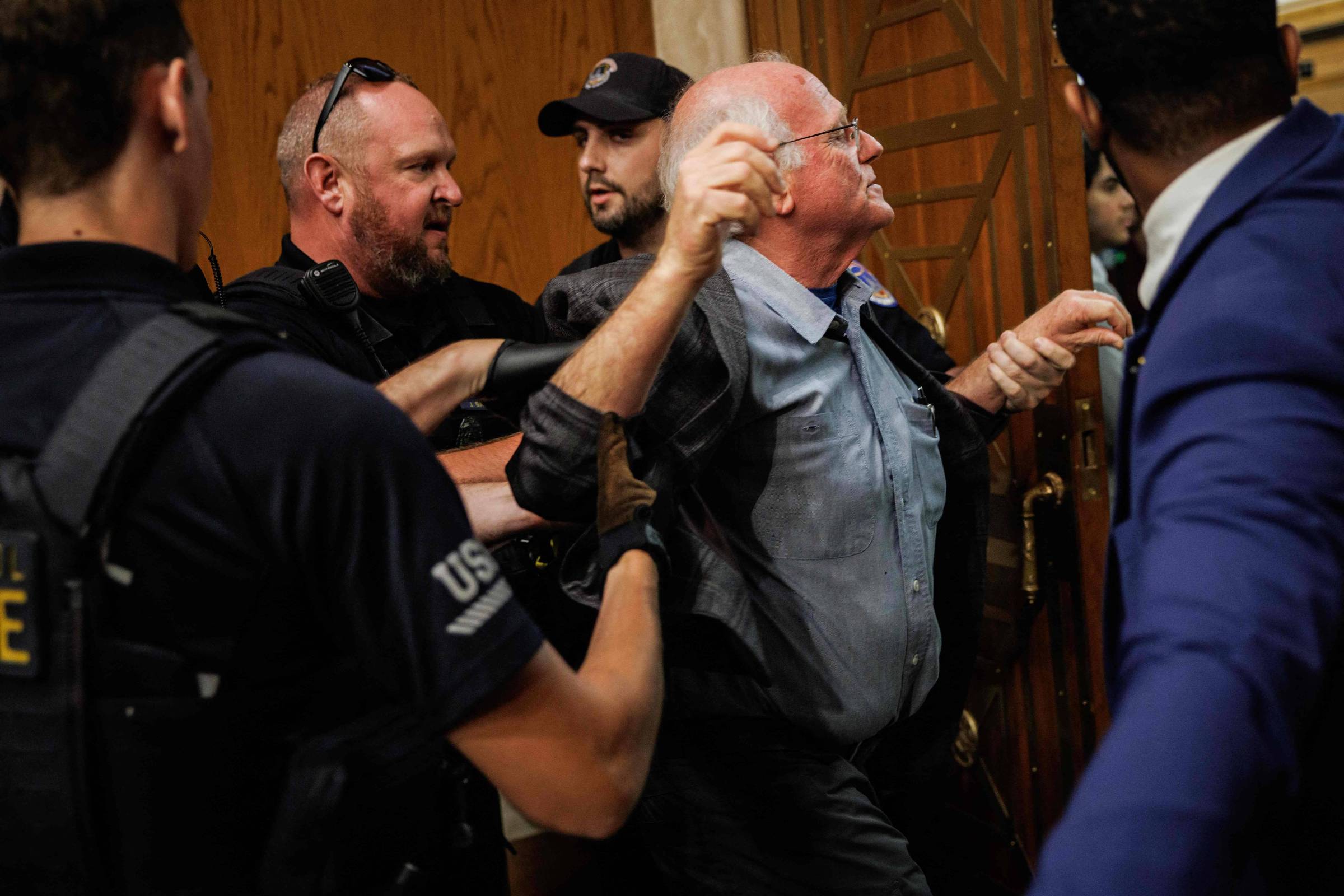 Cofundador da sorveteria Ben & Jerry’s é preso em protesto contra Robert F. Kennedy Jr. no Senado