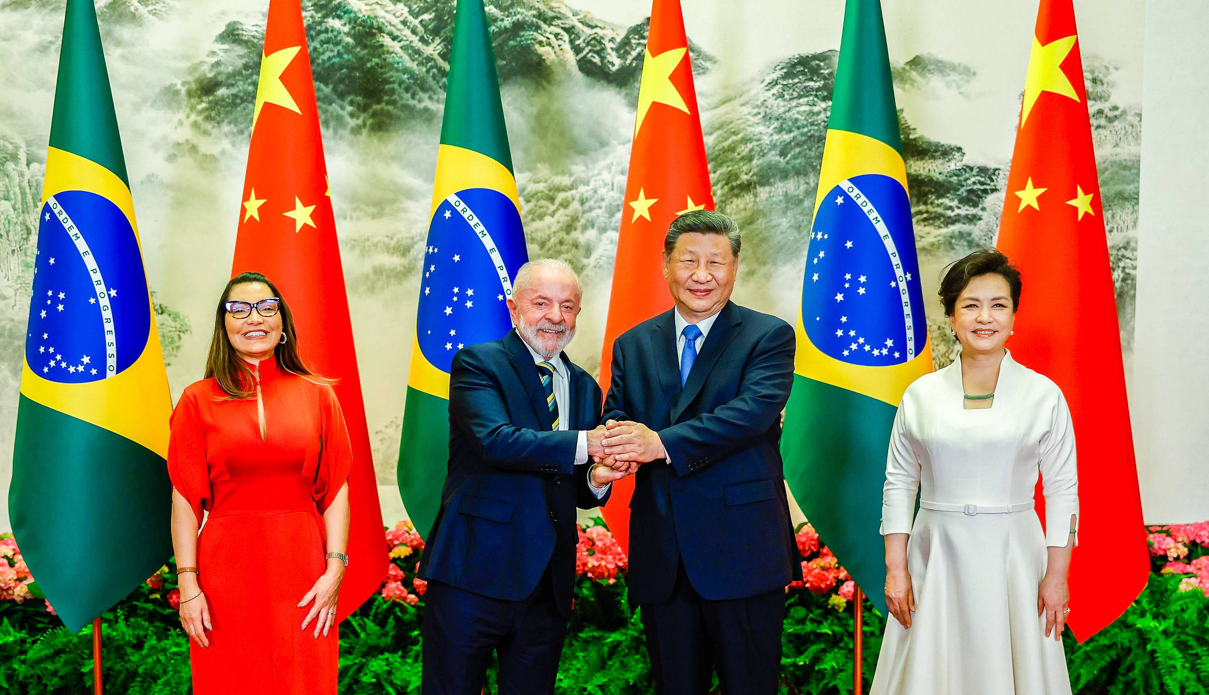 Lula fica bravo em voo e repreende ministros por vazamento de conversa na China