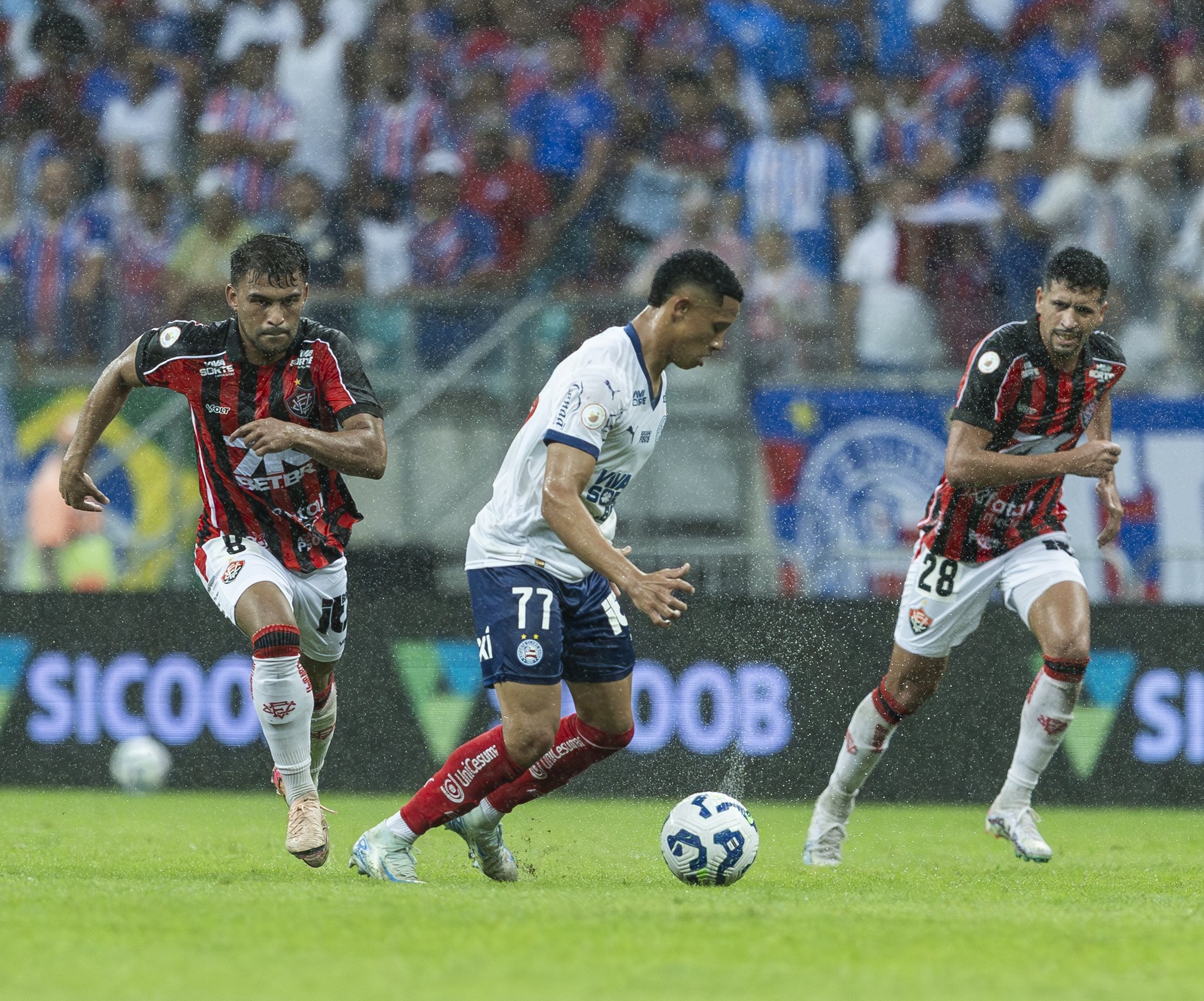 Bahia vence Vitória em clássico eletrizante na Arena Fonte Nova