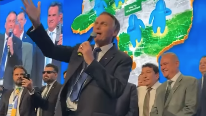 Jair Bolsonaro é aclamado como “mito” na Marcha dos Prefeitos