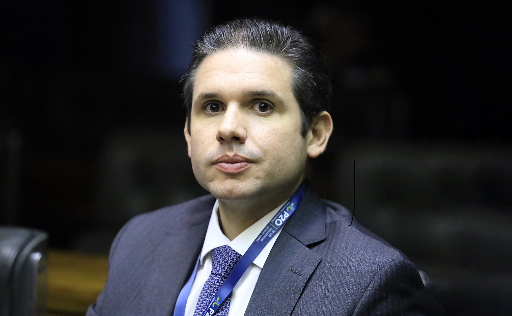 Hugo Motta busca texto de anistia que evite veto do STF
