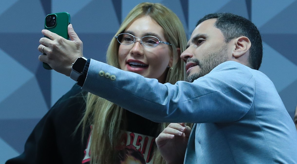 Cleitinho pede perdão por solicitar vídeo de Virginia Fonseca na CPI das Bets
