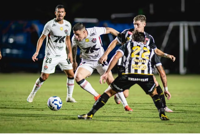 Santos supera Vitória no Barradão e empurra adversário para a zona de rebaixamento
