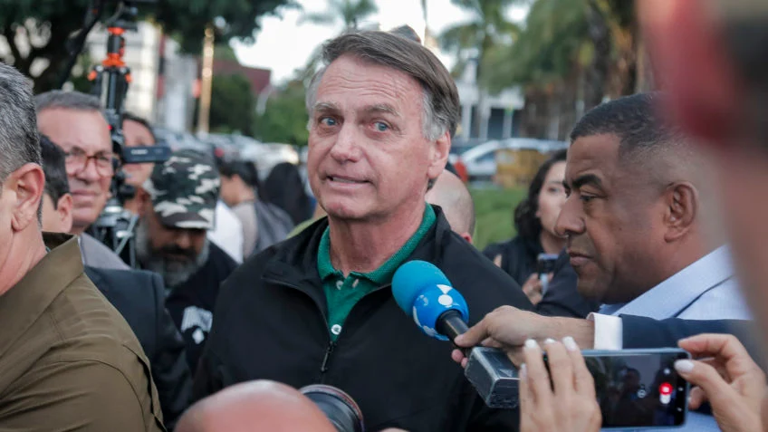 Bolsonaro nega relação com caso de Carla Zambelli após depoimento à PF