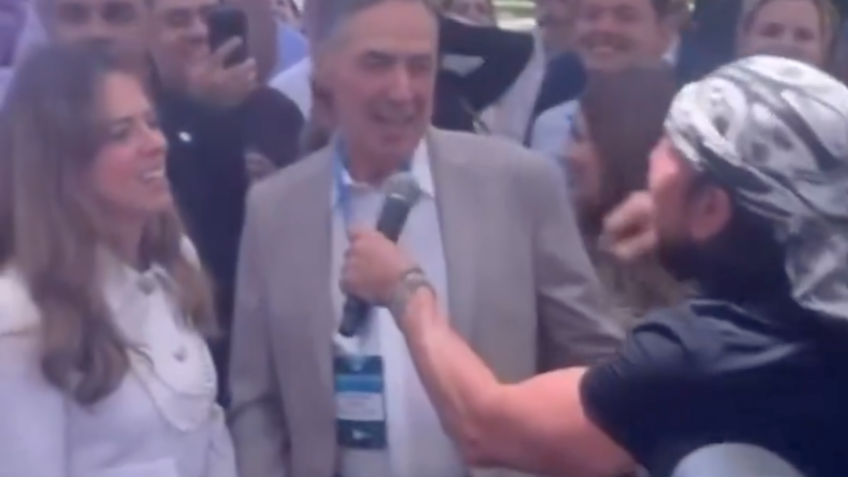 Ministro Barroso solta a voz com Bell Marques em evento no Guarujá