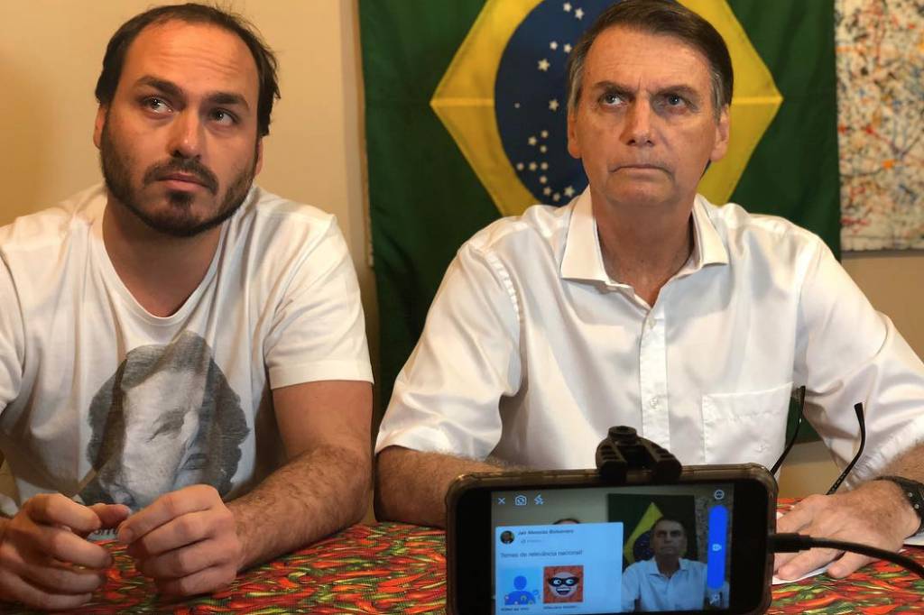 Polícia Federal indicia Carlos Bolsonaro e Ramagem por 'Abin paralela'; Jair Bolsonaro é poupado