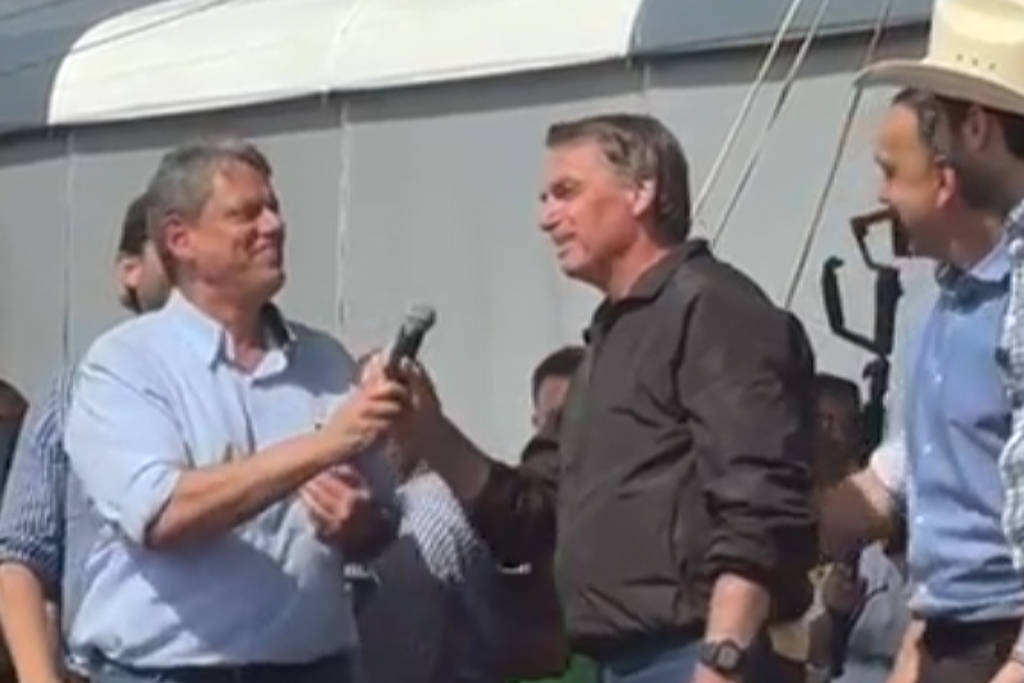 Tarcísio exalta Bolsonaro, ecoa slogan e imita 'ihuuu' em evento
