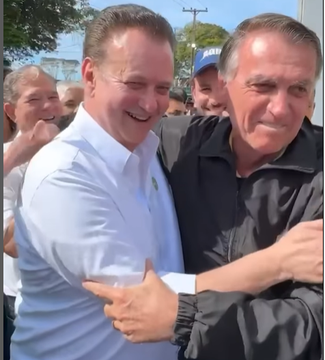 Jair Bolsonaro condecora Gilberto Kassab em evento agropecuário em Presidente Prudente