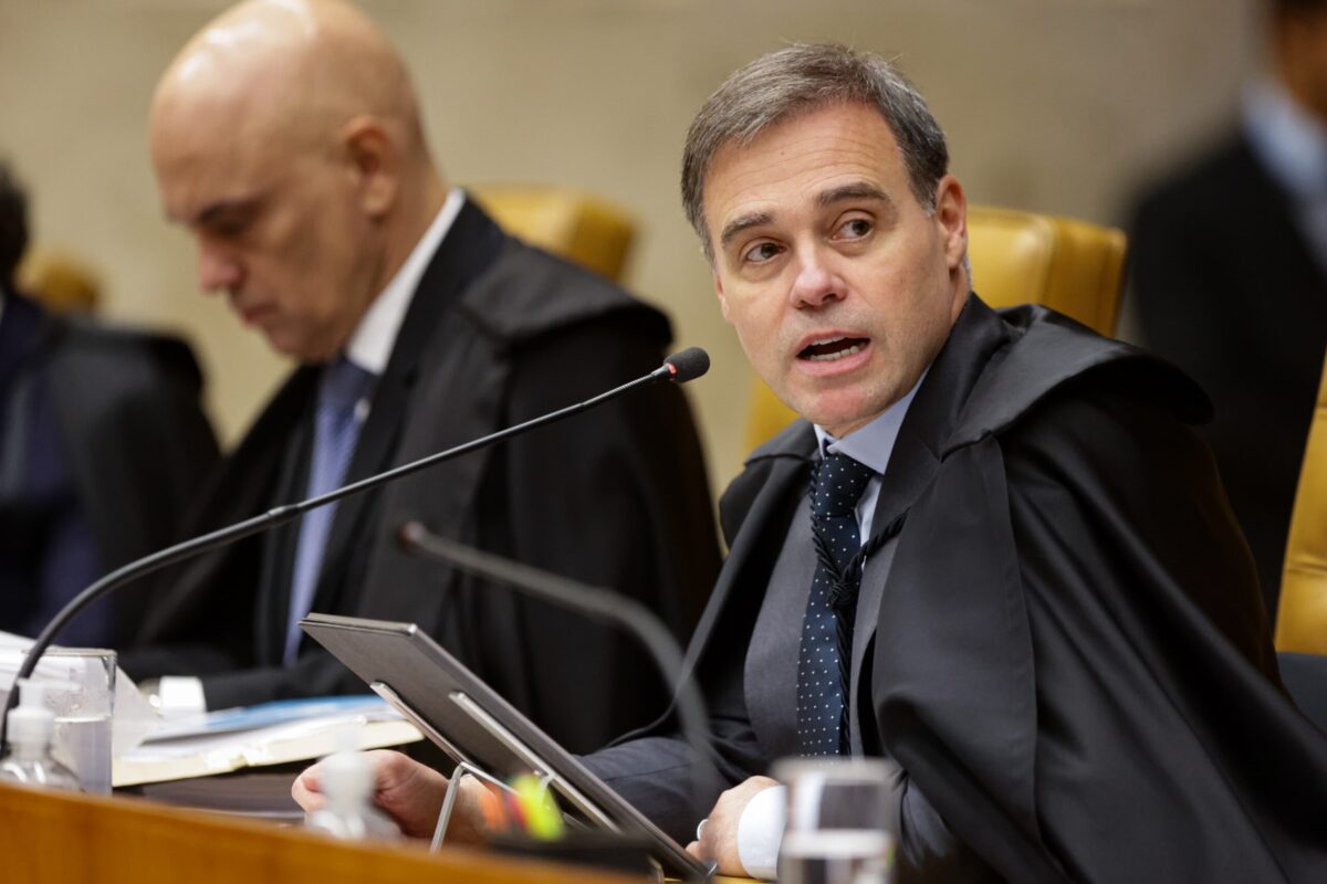Mendonça assume relatoria de ação que busca suspender processo sobre golpe