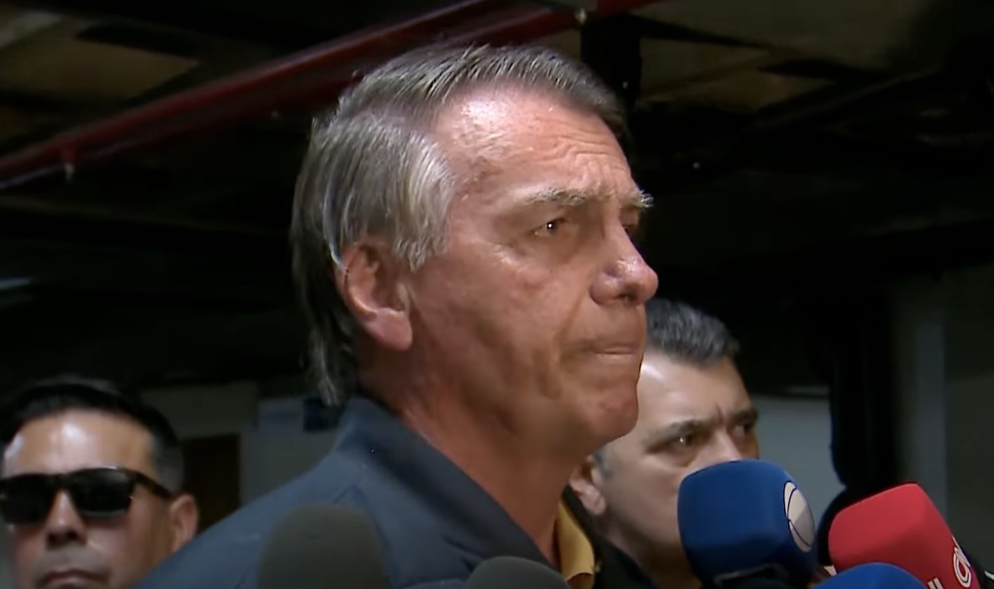 Bolsonaro chama decisão de Moraes de perseguição e nega envolvimento em golpe