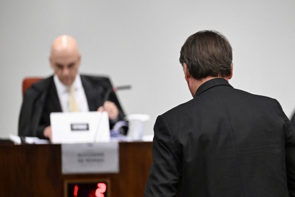 Bolsonaro enfrenta prazo para justificar descumprimento de restrições impostas por Moraes