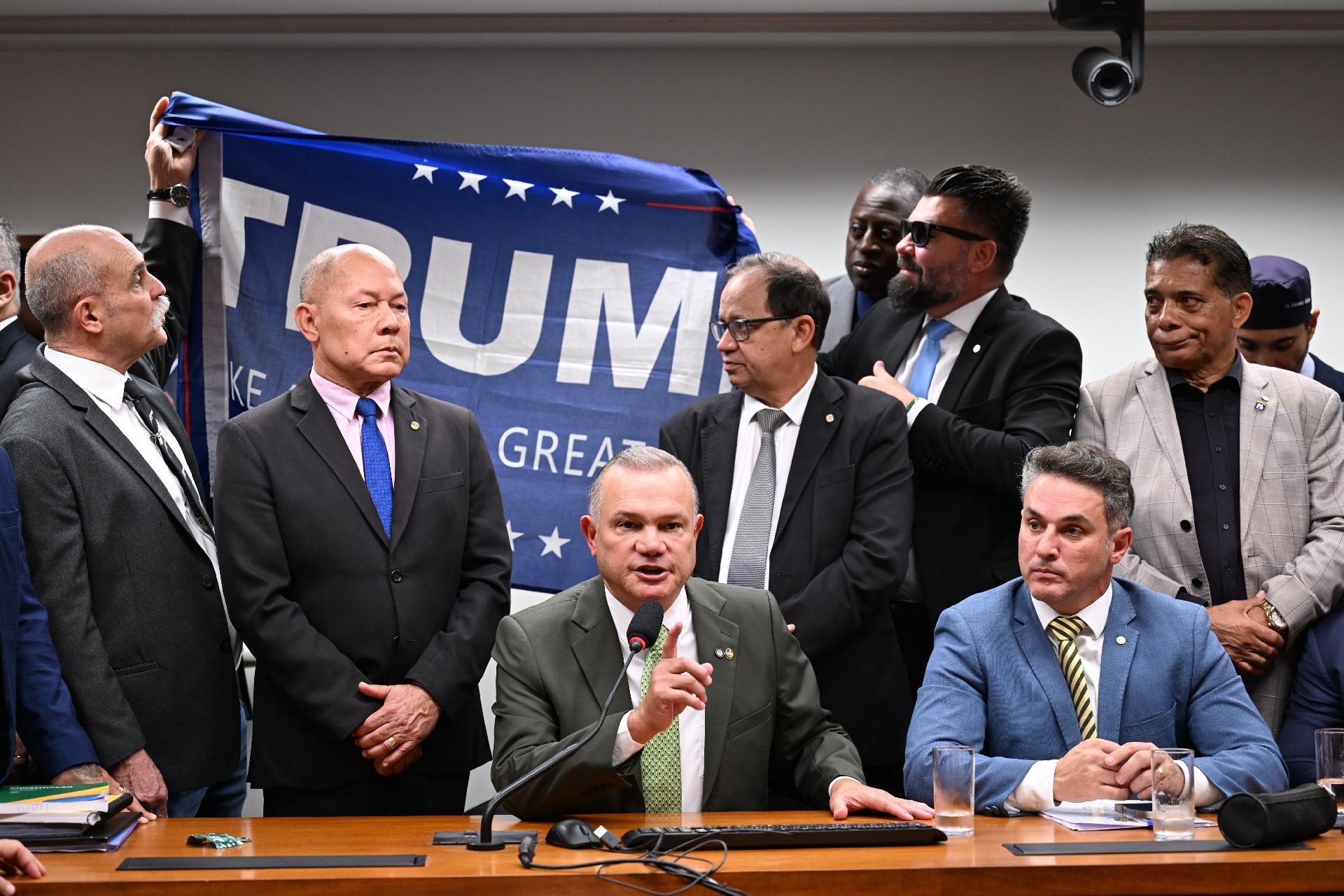 Deputado exibe bandeira de Trump e é repreendido por colegas do PL