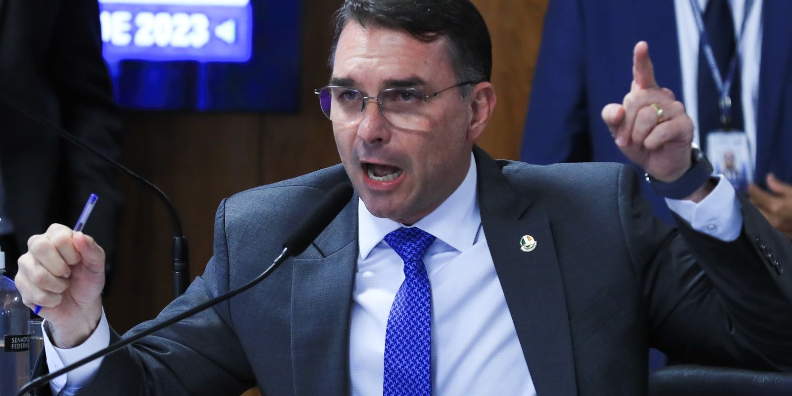 Flávio Bolsonaro retorna ao Brasil em meio a polêmicas familiares