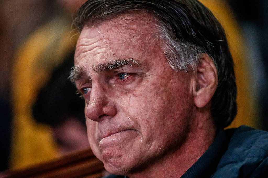 Bolsonaro participa de culto com Michelle e chora durante pregação