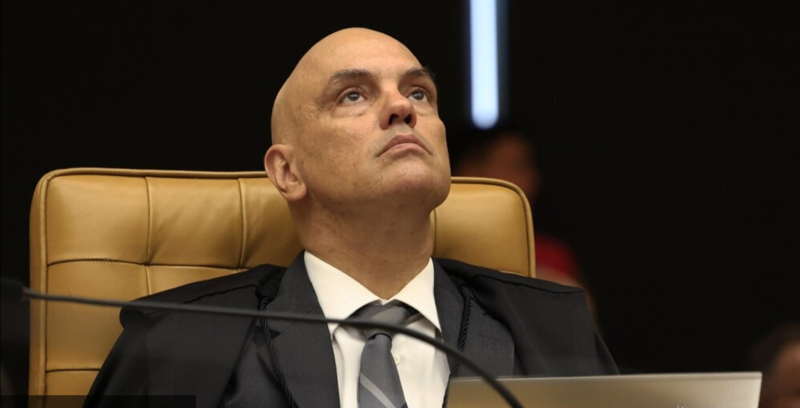 Alexandre de Moraes corrige erro gramatical em despacho contra Bolsonaro, mas deixa frase sem vírgula