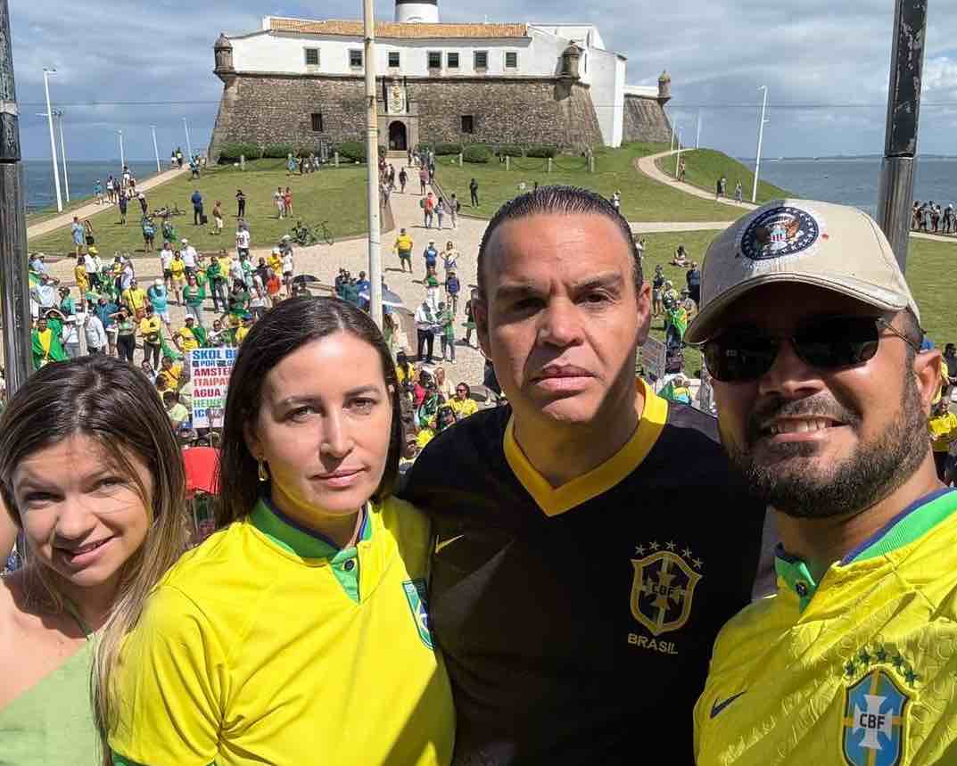 Manifestação em defesa de Jair Bolsonaro reúne grupo no Farol da Barra